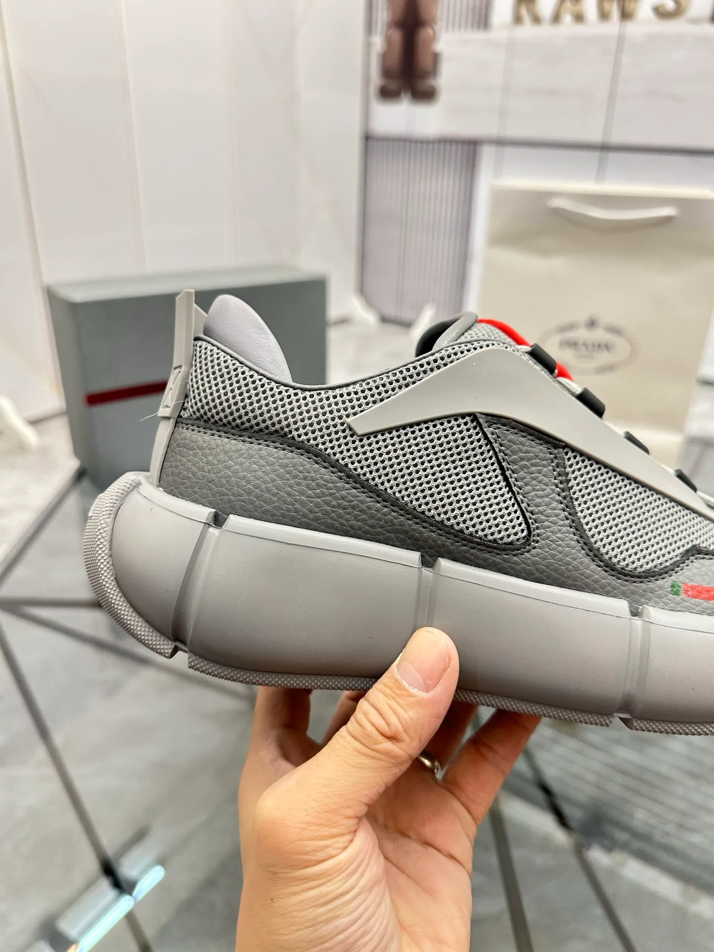Men's shoes: 💰P500¥ High-end, complete package Product trademark: Prada *"Prada*" low-top casual shoes Regular size: 38-44 (can be customized to 45.46) Couple style Product materials: Upper imported cowhide stitched with original fabric, sheepskin lining, original outsole. Number: 846